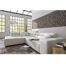 Helles Wohnzimmer mit großer Fensterfront, Ecksofa und Mosaikwand