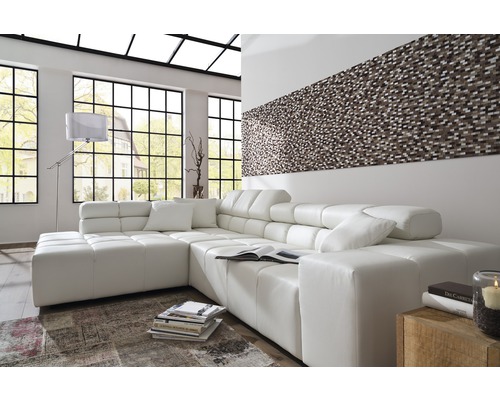 Helles Wohnzimmer mit großer Fensterfront, Ecksofa und Mosaikwand