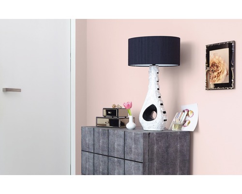 Einrichtungsidee mit Kommode, Tischleuchte und Bilderrahmen an einer Wand