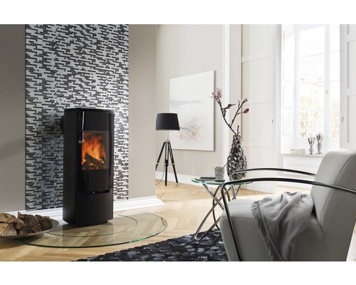 Modernes Wohnzimmer mit Kaminofen, Sessel und Dekorationen für eine gemütliche Atmosphäre.