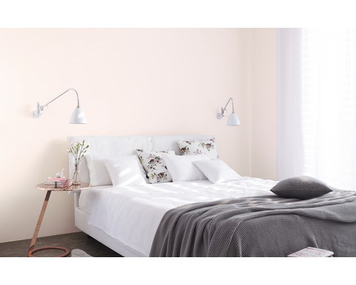 Schlafzimmer mit Bett, Nachttisch und Wandleuchten