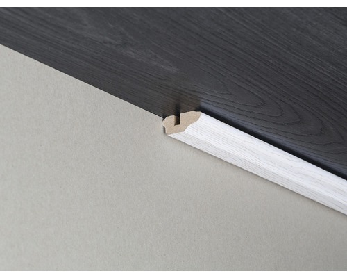 Bodenabschlussleiste aus Holz zwischen Wand und Boden