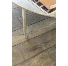 Boden aus dunklem Holzparkett unter einem Tisch