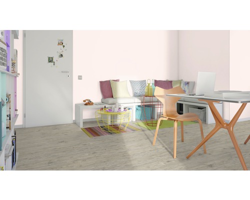 Helles Zimmer mit Schreibtisch, Stuhl, Sitzbank und dekorativen Elementen