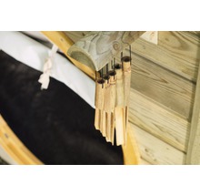 Bambus Windspiel unter Holzstruktur