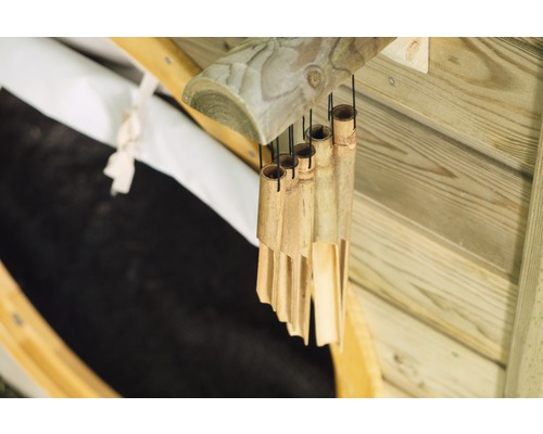 Bambus Windspiel unter Holzstruktur