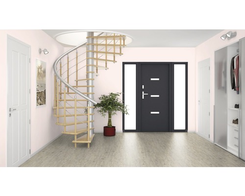 Helle Diele mit Wendeltreppe, Haustür und Garderobe.