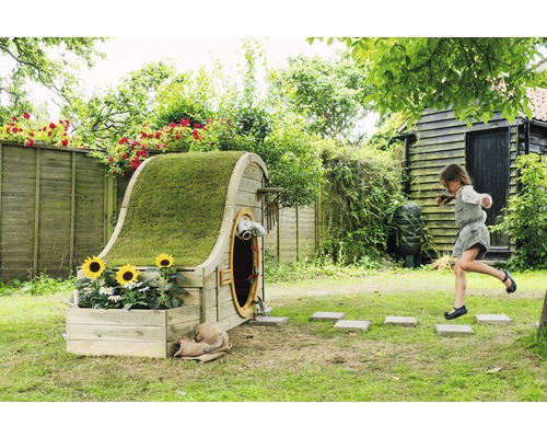 Szene im Garten mit einem Kind, das vor einem Spielhaus mit Gründach und einem Blumenkasten mit Sonnenblumen spielt.