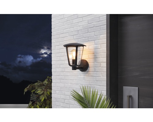 Außenwandleuchte an einer Ziegelwand bei Nacht