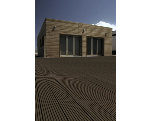 Holzhaus mit Terrasse