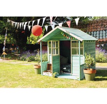 Ein grünes Kinderspielhaus im Garten mit Dekoration und Pflanzen.