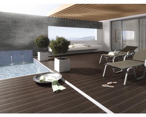 Terrasse mit Pool, zwei Liegestühlen und Pflanzen in Töpfen