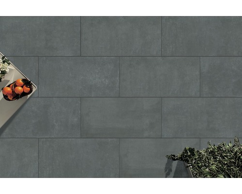 Großformatige Fliesen im Außenbereich mit Tisch und Pflanzen