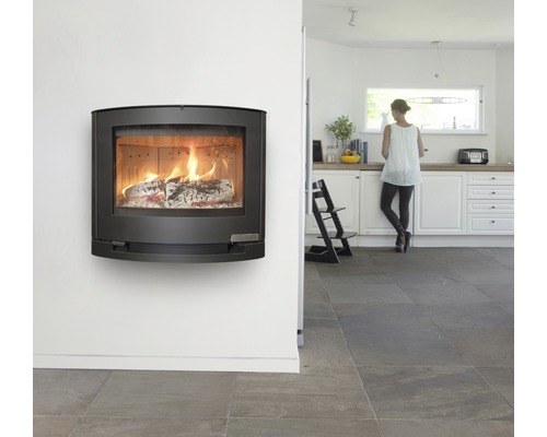 Wandkamin mit Holzfeuer in einem hellen Raum