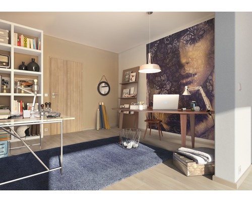 Einrichtung eines Arbeitszimmers mit Schreibtischen, Regalen und Dekor.