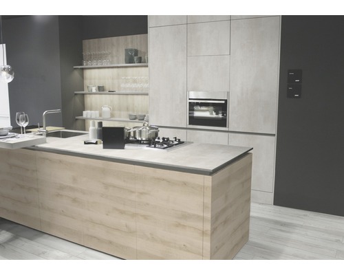 Moderne Küche mit Kochinsel, Einbaubackofen und offenen Regalen