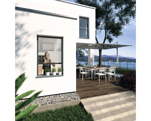 Insektenschutz Windhager PLUS Rollo-Fenster ohne Bohren anthrazit 100x160 cm Modernes Haus mit Fenster, Insektenschutzgitter und Terrasse mit Gartenmöbeln