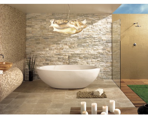 Helles Badezimmer mit freistehender Badewanne, Steinwand und Dusche