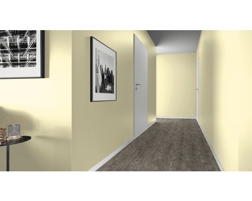 Flur mit Bildern an der Wand und einer weißen Tür