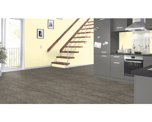 Wohnraum mit grauen Bodenbelag, Treppe und Küchenzeile