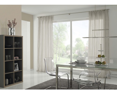 Helles Esszimmer mit Regal, Vorhängen und Esstisch mit transparenten Stühlen