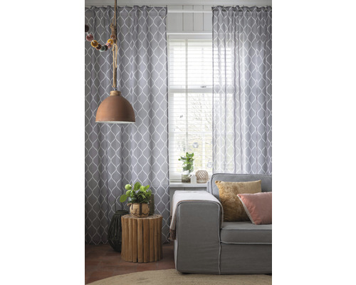 Wohnzimmer mit Vorhängen, Sofa und Beistelltisch