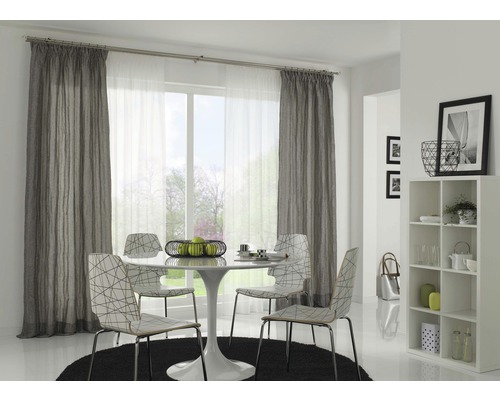 Modernes Esszimmer mit Vorhängen, Tisch, Stühlen und Regal