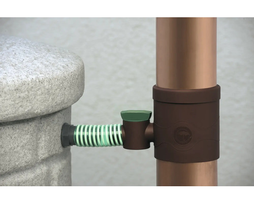 Regentonne verbunden mit Regenrohr durch Schlauch