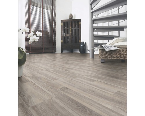 Heller Raum mit Laminatboden, Wendeltreppe und Kommode