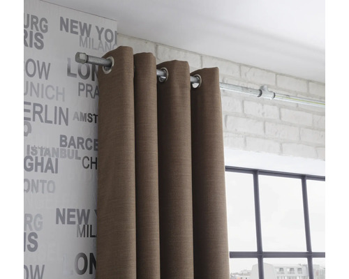 Braune Gardine mit Ösen an einer Gardinenstange vor einem Fenster