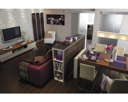 Helles Wohnzimmer mit Esstisch, Sofa, Fernseher und Regalen für eine organisierte Wohnatmosphäre