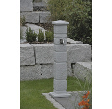 Gartenzapfsäule mit Wasserhahn im Außenbereich