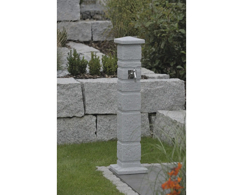 Gartenzapfsäule mit Wasserhahn im Außenbereich