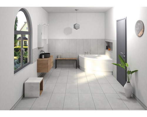 Badezimmer mit Badewanne, Waschtisch, Spiegel, Fenster und grauen Fliesen