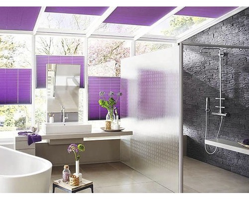 Modernes Badezimmer mit Dachfenstern und lila Plissees für Sonnenschutz und Privatsphäre.
