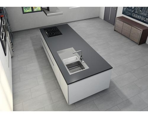 Kücheninsel mit Spüle und Kochfeld in einer modernen Küche.