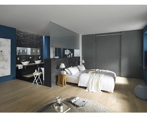 Schlafzimmer mit Badezimmerbereich und grauen Schiebetüren