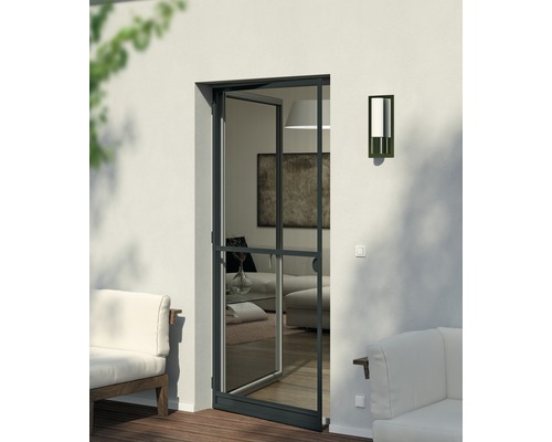 Außenansicht eines Hauses mit einer offenen Insektenschutztür und Gartenmöbeln