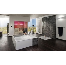 Helles Badezimmer mit Badewanne, Dusche, Sauna und Heimtrainer
