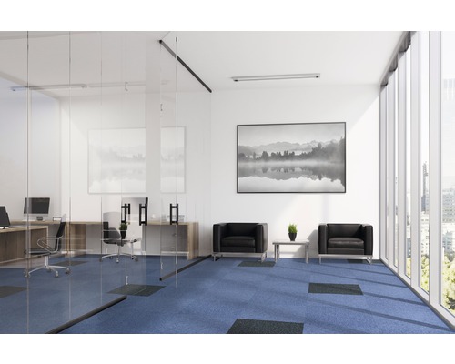 Modernes Büro mit Glaswänden, blauen Teppichfliesen, Sesseln und Fensterfront