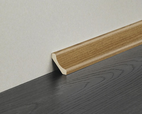 Sockelleiste aus Holz an Wand und Boden