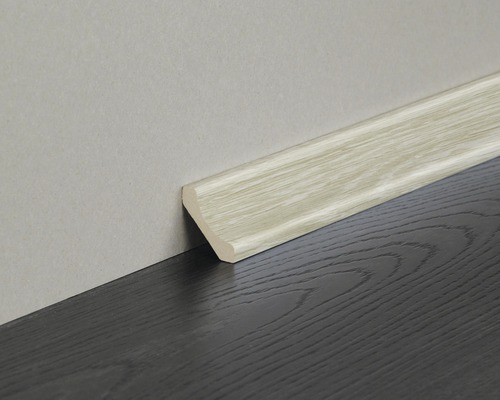 Sockelleiste aus Holz an Wand und Boden
