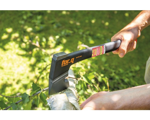 Eine Person benutzt eine Axt der Marke for_q zum Hacken von Holz.