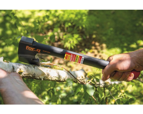 For-Q Logo. Axt beim Holzspalten.