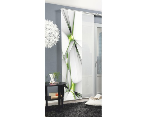 Dekorative Schiebegardine mit abstraktem Muster in einem modern eingerichteten Raum.