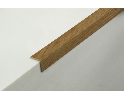 Holztreppenkante auf weißer Oberfläche