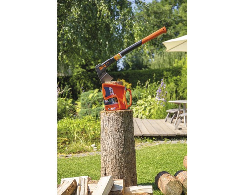 For-Q Spaltaxt auf einem Holzscheit im Garten