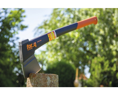 For-q Spaltaxt auf einem Baumstumpf