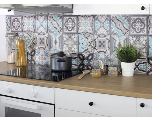 Wandbelag PVC Ceramics Simenta grau grün 67,5 cm breit (Meterware) Küche mit Kochfeld, Topf, Aufbewahrungsgläsern und dekorativen Fliesen