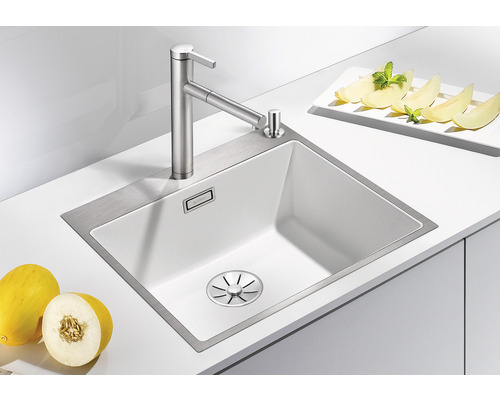 Spüle mit Armatur und Melone auf einer Küchenarbeitsplatte